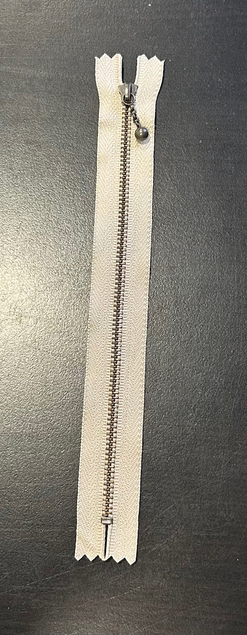 7 1/2" Light Beige Zipper