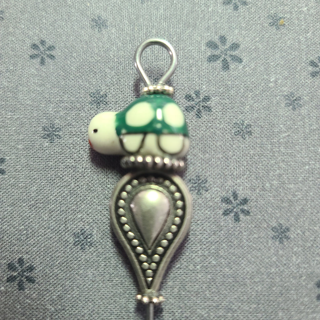 Stiletto-Happy Green Turtle with Scrolled Silver Balloon T075
